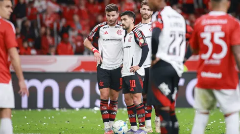 Flamengo avança com destaques individuais, e Inter coleciona atuações ruins. Foto: Maxi Franzoi/AGIF