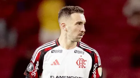 Léo Ortiz se posiciona sobre investidas para deixar o Flamengo