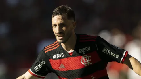 Matías Viña em ação em partida pelo Fla.