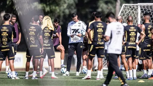 Elenco do Santos treina sob o comando de Matheus Bachi. Foto: Raul Baretta/Santos FC