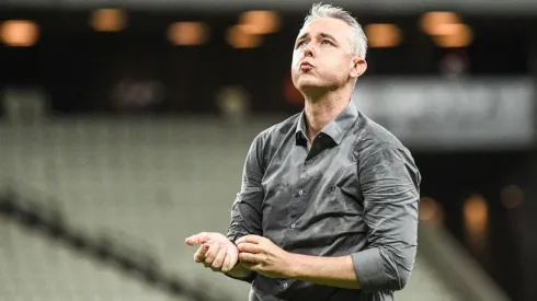 Foto: Kely Pereira/AGIF – Tiago Nunes, técnico da LDU