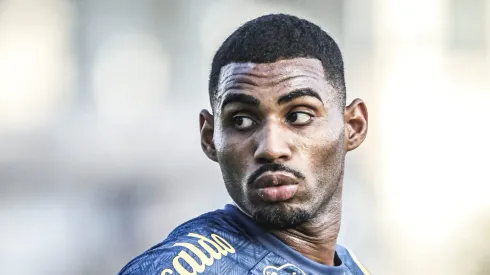 Joaquim durante treino no CT Rei Pelé.