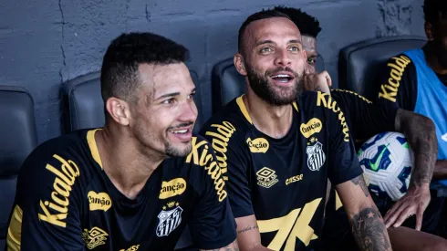 Zé Ivaldo foi reintegrado e pode até aparecer entre os titulares do Santos contra o Bahia – Foto: Raul Baretta/Santos FC