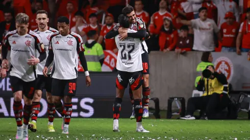 Giorgian De Arrascaeta, jogador do Flamengo, comemora seu gol com Bruno Henrique jogador da sua equipe durante partida contra o Internacional no estadio Beira-Rio pelo campeonato Copa Libertadores 2025. Foto: Maxi Franzoi/AGIF
