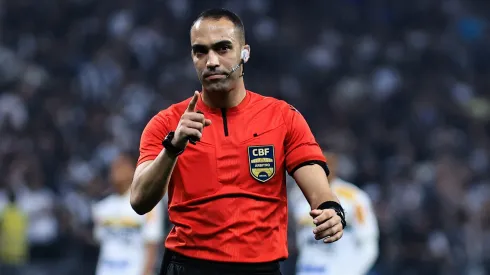 Davi de Oliveira Lacerda comandará Grêmio x Ceará. Foto: Fabio Giannelli/AGIF.