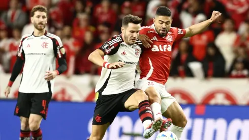 PORTO ALEGRE, BRAZIL – AUGUST 20: Saul Ñiguez of Flamengo and Bruno Tabata of Internacional fight for the ball during a Copa CONMEBOL Libertadores 2025 Round of 16 Second Leg match between Internacional and Flamengo at Beira-Rio Stadium on August 20, 2025 in Porto Alegre, Brazil. (Photo by Pedro H. Tesch/Getty Images)