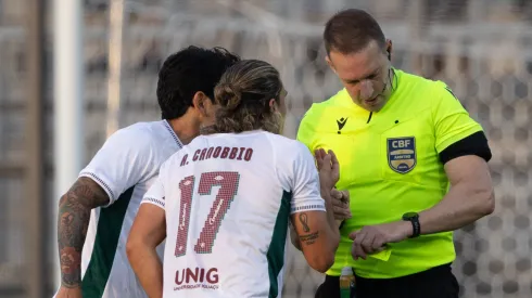 SP – BRAGANCA PAULISTA – 23/08/2025 – BRASILEIRO A 2025, BRAGANTINO X FLUMINENSE – Agustin Canobbio jogador do Bragantino recebe cartao amarelo do arbitro durante partida contra o Fluminense no estadio Cicero De Souza Marques pelo campeonato Brasileiro A 2025. Foto: Joisel Amaral/AGIF