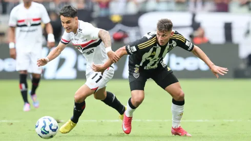 Natanael jogador do Atlético-MG disputa lance com Ferreira jogador do São Paulo – Foto: Gilson Lobo/AGIF