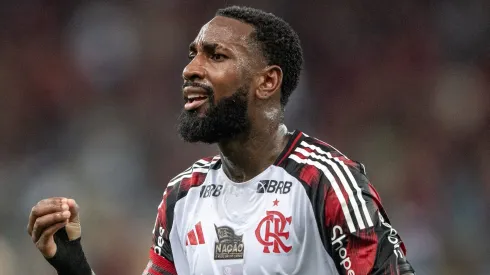 Gerson durante partida entre Vasco e Flamengo, no Maracanã, pelo Brasileirão.