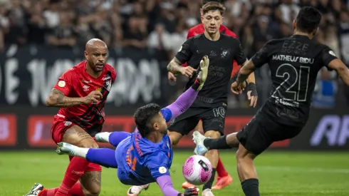 Matheus Bidu jogador do Corinthians disputa lance com Mycael jogador do Athletico-PR – Foto: Anderson Romao/AGIF