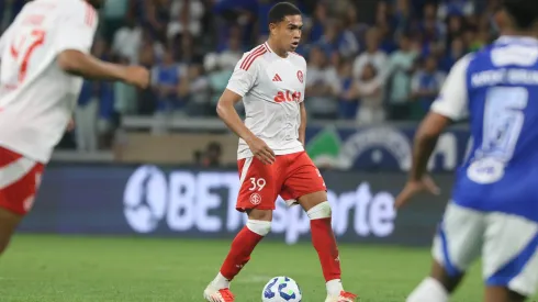 Luís Otávio, do Internacional, em ação contra o Cruzeiro. Foto: Ricardo Duarte/Internacional