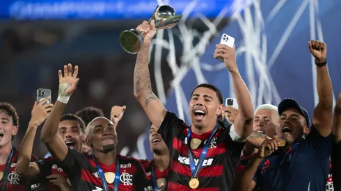 Iago, jogador do Flamengo, levanta a taca de campeao durante cerimonia de premiacao ao final da partida contra o Barcelona no estadio Maracana pela decisao do campeonato COPA INTERCONTINENTAL SUB-20 2025. Foto: Jorge Rodrigues/AGIF