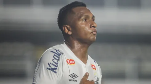 Santos contratou Morelos em 2023 – Foto: Reinaldo Campos/AGIF.
