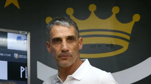 Juan Pablo Vojvoda durante apresentação no Santos – Foto: Mauricio De Souza/AGIF