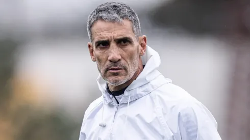 Vojvoda, técnico do santos em treino no CT Rei Pelé