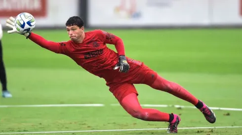 Após impasse por renovação, goleiro do Flamengo parte para a Europa e clube arma estratégia