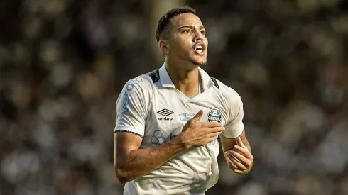 Gustavo Martins comemorando gol pelo Grêmio. Foto: Thiago Ribeiro/AGIF