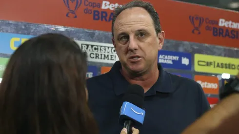 Treinador deu a sua opinião – Foto: Marlon Costa/AGIF.