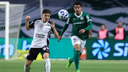 SP – SAO PAULO – 06/08/2025 – COPA DO BRASIL 2025, PALMEIRAS X CORINTHIANS – Lucas Evangelista jogador do Palmeiras disputa lance com Breno Bidon jogador do Corinthians durante partida no estadio Arena Allianz Parque pelo campeonato Copa Do Brasil 2025. Foto: Marcello Zambrana/AGIF