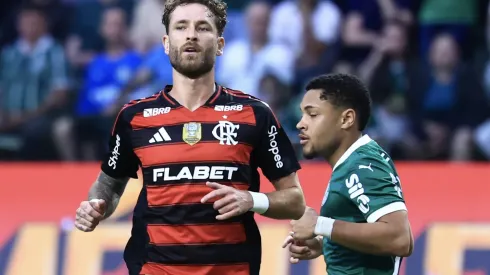 SP – SAO PAULO – 25/05/2025 – BRASILEIRO A 2025, PALMEIRAS X FLAMENGO – Vitor Roque jogador do Palmeiras disputa lance com jogador do Flamengo durante partida no estadio Arena Allianz Parque pelo campeonato Brasileiro A 2025. Foto: Marcello Zambrana/AGIF
