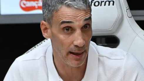 Vojvoda durante sua apresentação na Vila Belmiro.