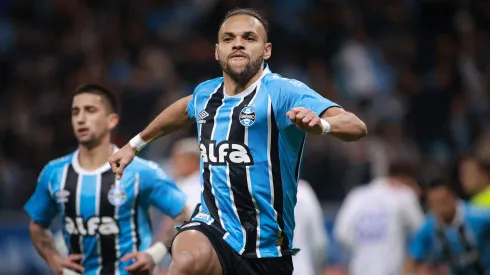 Martin Braithwaite jogador do Gremio comemora seu gol durante partida contra o Fortaleza no estadio Arena do Gremio pelo campeonato Brasileiro A 2025. Foto: Maxi Franzoi/AGIF