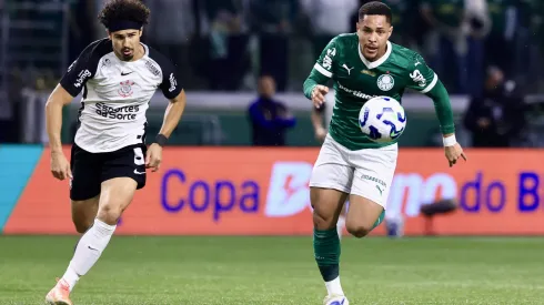 Vitor Roque jogador do Palmeiras disputa lance com André Ramalho jogador do Corinthians – Foto: Marcello Zambrana/AGIF