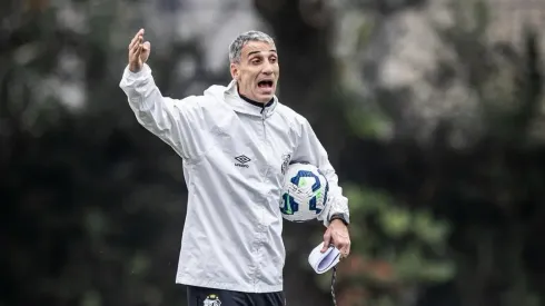 Plabo Vojvoda, novo treinador do Santos comandou o treino do elenco antes da sua estreia