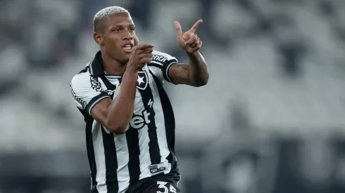Danilo jogador do Botafogo comemora seu gol durante partida contra o Bragantino – Foto: Jorge Rodrigues/AGIF
