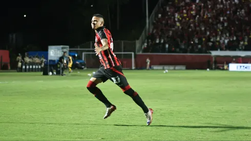 Erick jogador do Vitoria comemora seu gol durante partida contra o Atlético-MG – Foto: Marcio Jose/AGIF