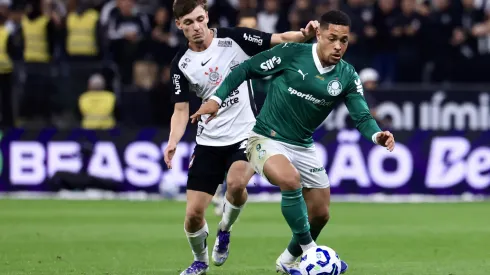 Vitor Roque em ação durante o Dérbi Paulista contra o Corinthians – Foto: Marcello Zambrana/AGIF