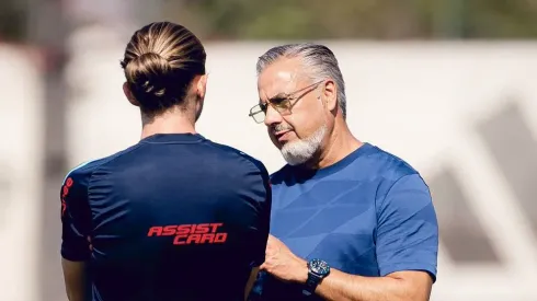 Filipe Luís conversando com José Boto
Foto: Adriano Fontes/Flamengo