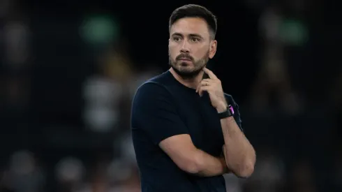 Davide Ancelotti tecnico do Botafogo durante partida contra o Bragantino no estadio Engenhao pelo campeonato Brasileiro A 2025. Foto: Jorge Rodrigues/AGIF