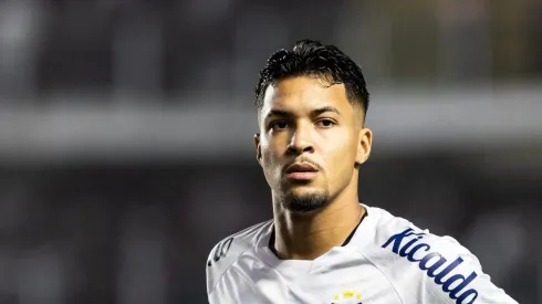 Marcos Leonardo durante jogo do Santos no Campeonato Brasileiro de 2023.