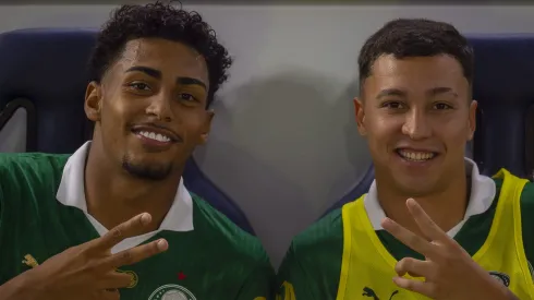 Jogadores do Palmeiras Luighi e Thalys durante entrada em campo para partida contra o Novorizontino no estadio Arena Barueri pelo campeonato Paulista 2025. Foto: Anderson Romao/AGIF