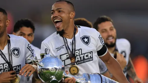 Marçal é um dos únicos remanescentes no Fogão que venceram a última Libertadores (Photo by Buda Mendes)