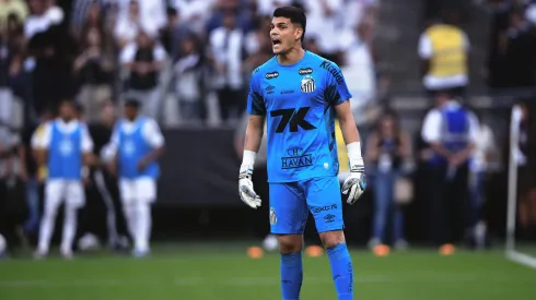 Gabriel Brazao goleiro do Santos durante partida contra o Fluminense pelo campeonato Brasileiro A 2025.