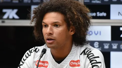 O meio-campista Willian Arao durante sua apresentacao oficial em coletiva de imprensa realizada na Vila Belmiro.