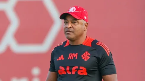 Roger Machado acompanha treino do Colorado