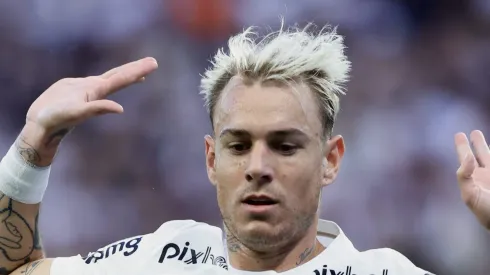 Róger Guedes em campo com a camisa do Corinthians.