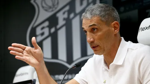 Vojvoda descartou zagueiro e Santos confirmou venda para a Europa