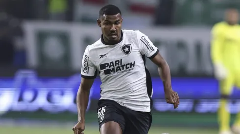 Cuiabano, lateral-esquerdo do Botafogo em partida pelo campeonato brasileiro