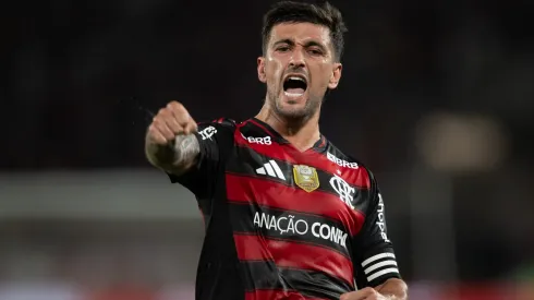 Arrascaeta jogador do Flamengo comemora seu gol durante partida contra o Vitoria no estadio Maracana pelo campeonato Brasileiro A 2025. Foto: Jorge Rodrigues/AGIF