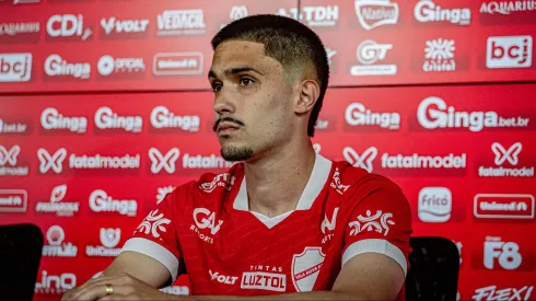 Enzo, novo meio-campista do Vila Nova sendo apresentado