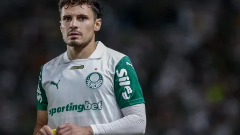 Raphael Veiga não completa 90 minutos em jogos pelo Palmeiras há mais de cinco meses. Foto: Rafael Vieira/AGIF