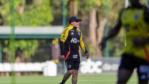 Treinador chegou com apoio da torcida atleticana (Foto: Paulo Henrique França / Atlético)
