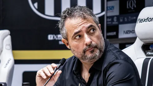 Alexandre Mattos em coletiva na Vila Belmiro