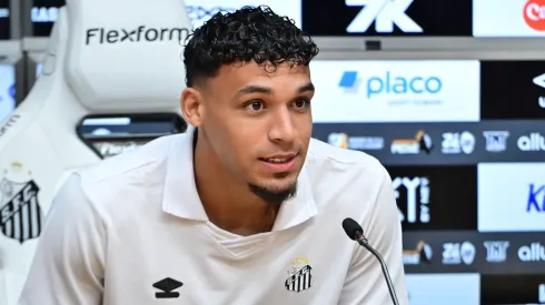 Ex-Flamengo Victor Hugo durante sua apresentacao oficial como jogador do Santos em coletiva de imprensa realizada no Vila Belmiro. Foto: Jota Erre/AGIF