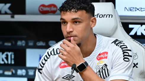 Victor Hugo em apresentação no Santos – Foto: Jota Erre/AGIF