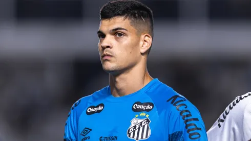 Gabriel Brazão é uma das principais peças do Santos – Foto: Abner Dourado/AGIF